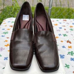 Ladies 9.5 Shoes