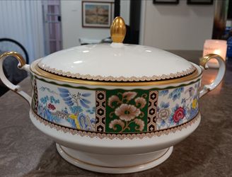 Handpainted Mikasa "Kutani" Bird pattern w/ gold accents Round covered vegetable bowl Japanese Bone China