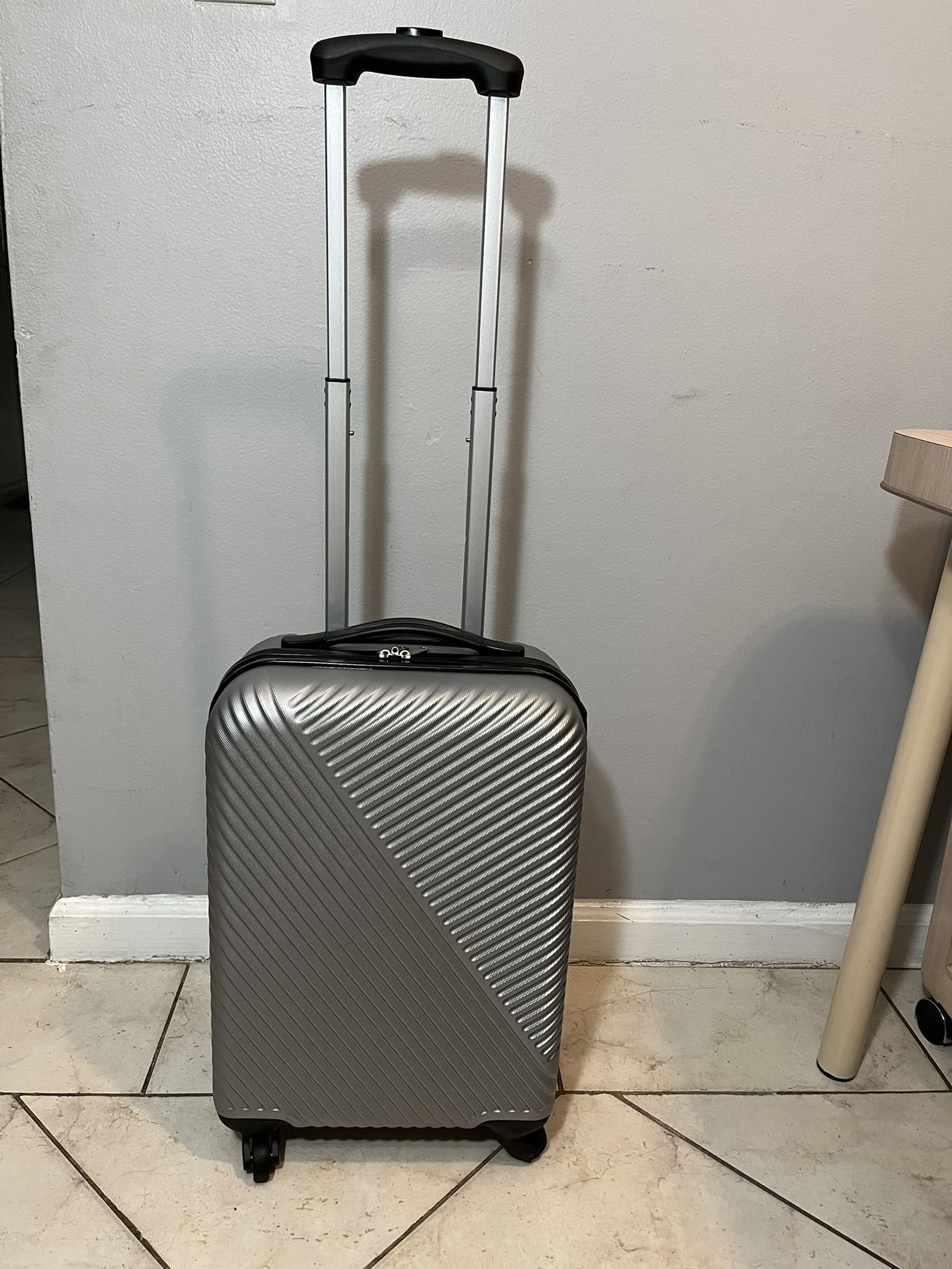 Carry-on Spinner Luggage Tall wheels included 21”x14”x8”