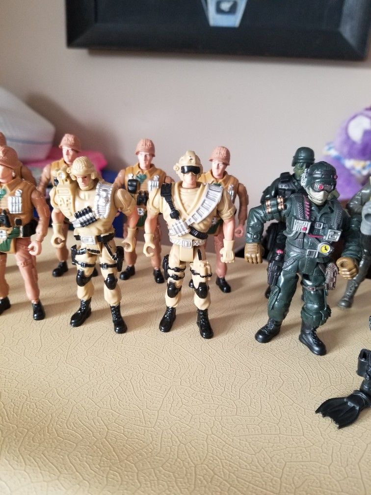 Action Figurines 