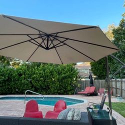 Umbrella With 4 Plastic Bases To Fill With Sand/water