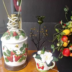 STRAWBERRY LAMP AND ACCESSORIES