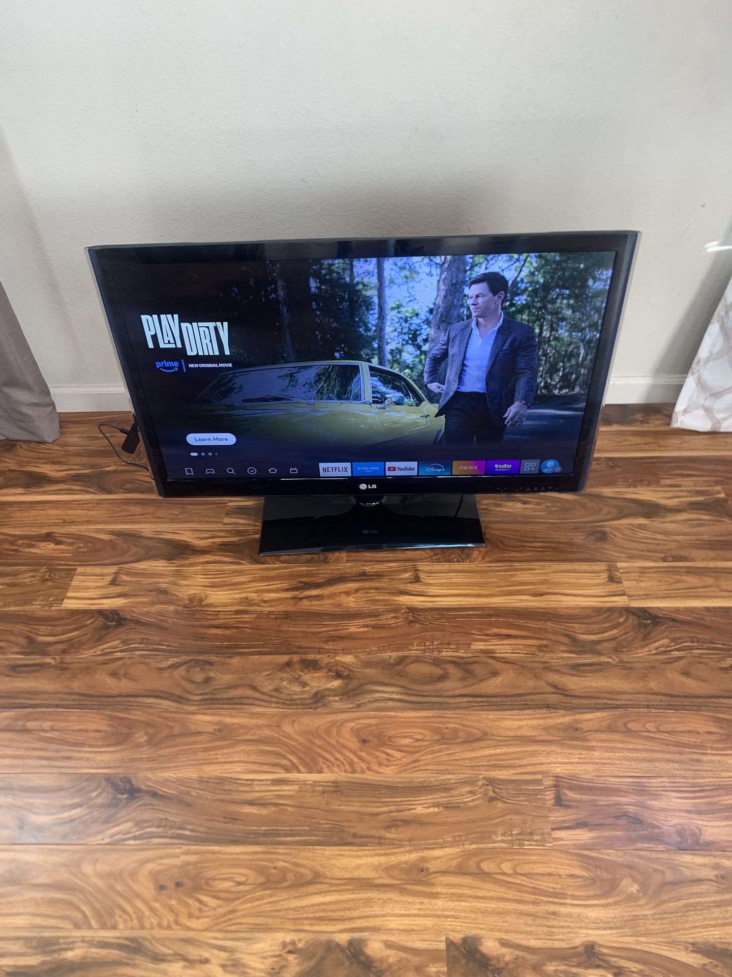 LG 42LV5500 42" 1080p LED LCD TV - Black