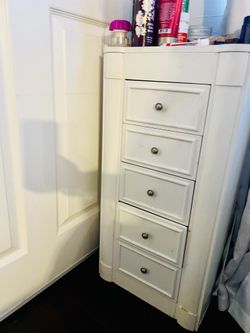 Makeup/jewelry  stand Alone