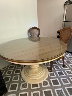 Beautiful Round Dinner table and 3 chairs