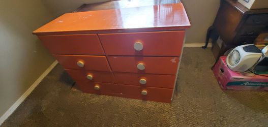8 drawer dresser orange/white