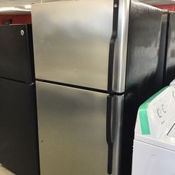 GE 18 Cu Ft Top And Bottom Black And Stainless Steel Fridge. 1 year Warranty 