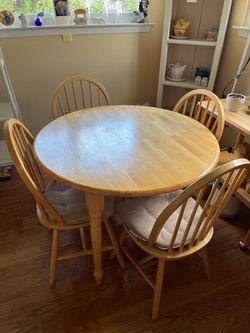 Kitchen table w 4 chairs