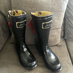 Women’s boots size 9