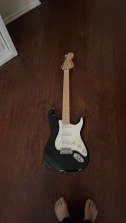 Starcaster Stratocaster-style electric guitar+the case. but there’s only one string Missing