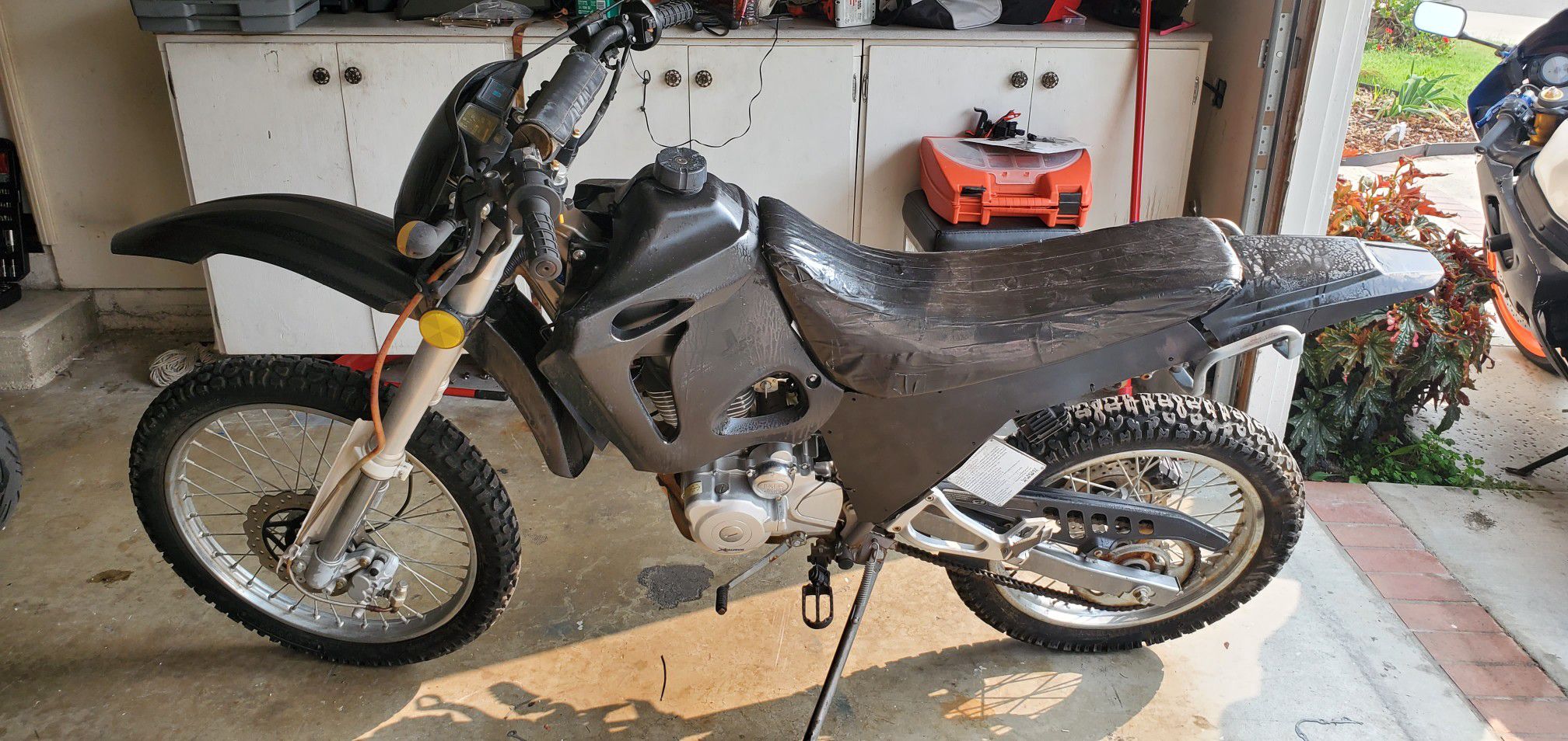 2006 Dual sport full size Enduro clean title starts up only 20 miles on bike