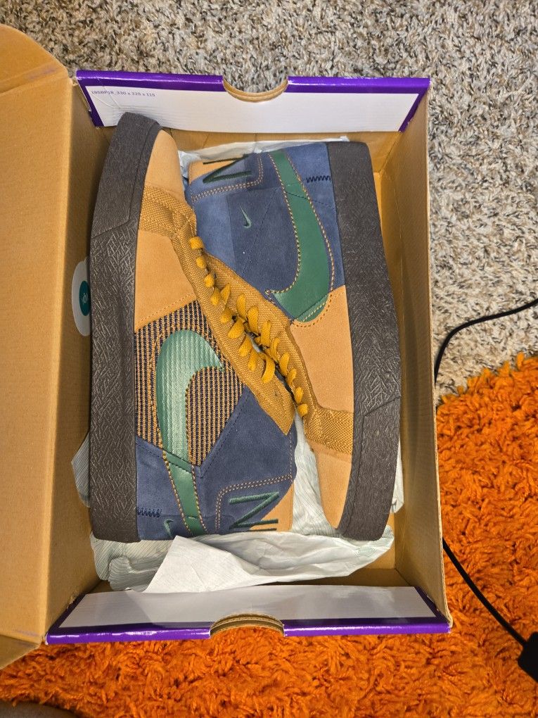 Nike SB/ BLAZER (Size 10.5)