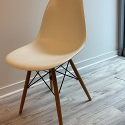 Mid century modern chair — Eames Molded Plastic Side Chair DSW