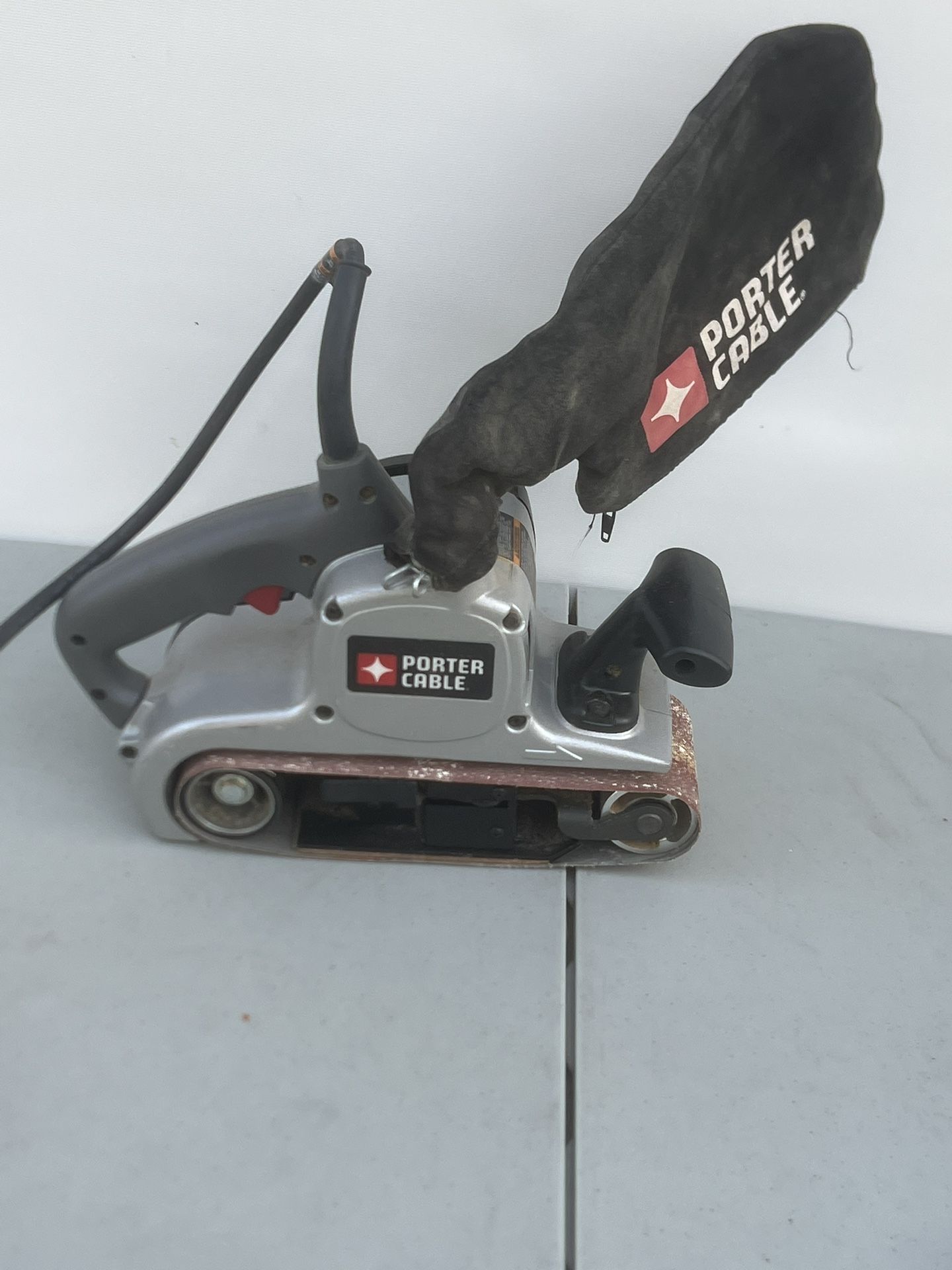 CLEAN PORTER CABLE VARIABLE SPEED 3" X 21" BELT SANDER MODEL 352VS TYPE 7 W/ BAG. Used in good condition with some minor cosmetic blemishes. These ble