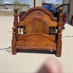 ☘️BEAUTIFUL SOLID WOOD QUEEN SIZE BEDROOM SET: BED FRAME , DRESSER☘️