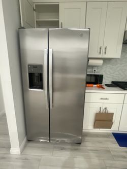 GE APPLIANCES 25.3 Cu. Ft. Side-By-Side Refrigerator