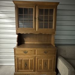Vintage Basset Maple Country Buffet and Hutch 