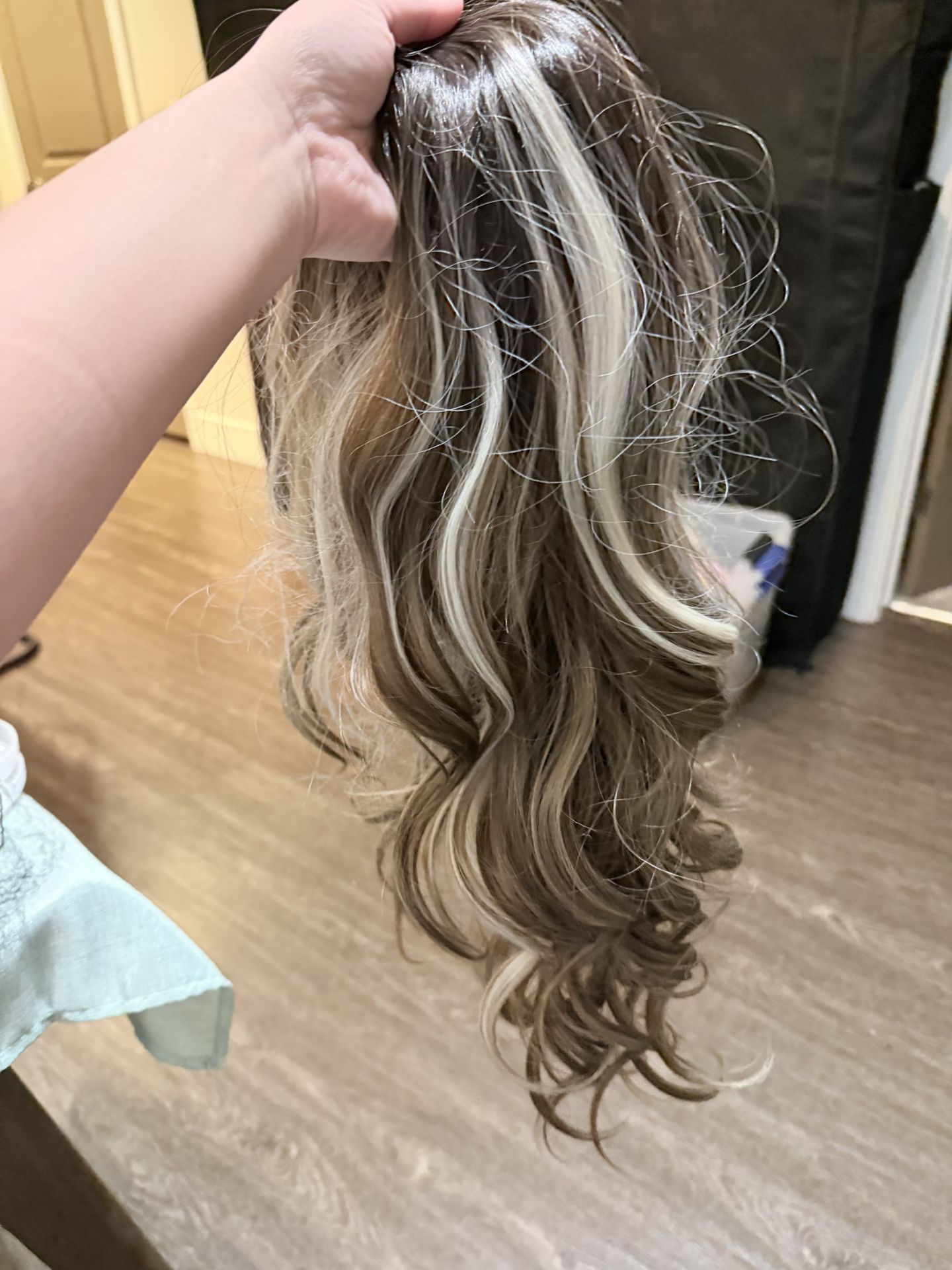 13x4 Synthetic Lace Front Wigs Highlight Brown with Blonde Hair Invisible Knots Glueless Wig Body Wave Synthetic Fiber Wig for Girls Daily Party Use 2