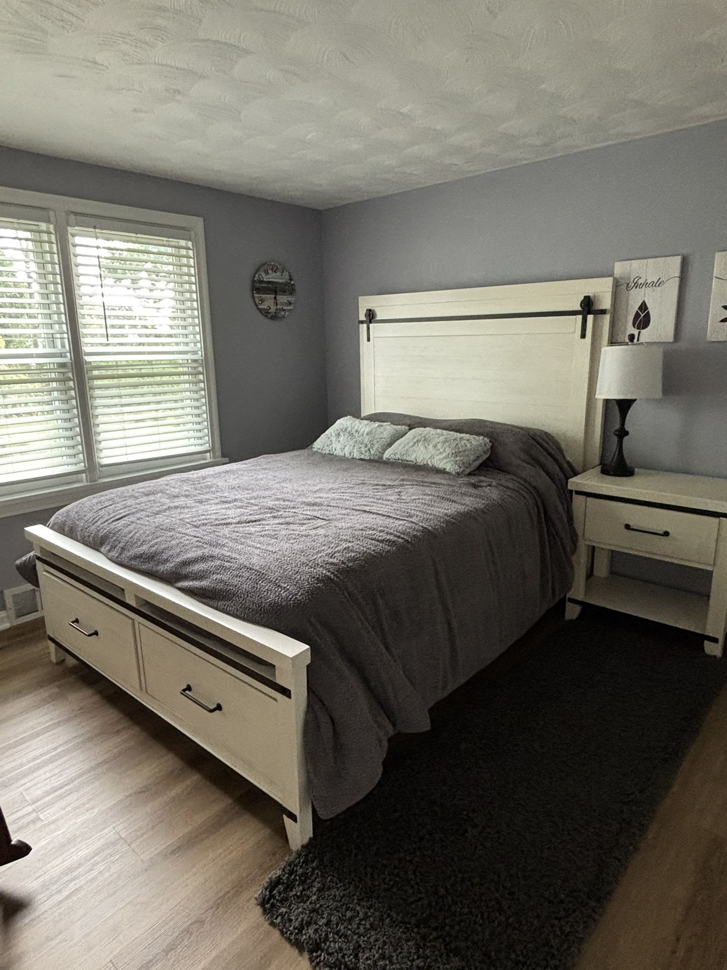 White Wood Bedroom Set (Queen)