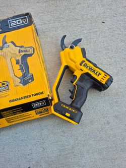 Dewalt 20-Volt MAX 1 -1/2 in. Capacity Cordless Battery Powered Pruner (Tool Only