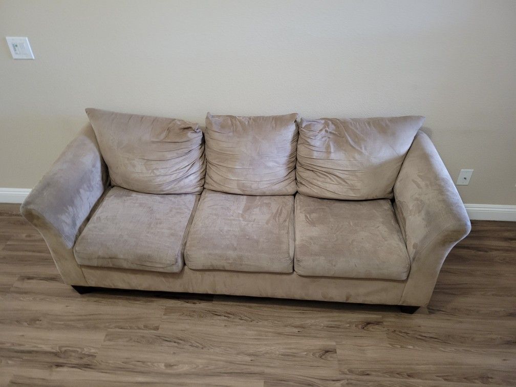 Free Couch Ready For Pickup for Sale in Las Vegas, NV OfferUp