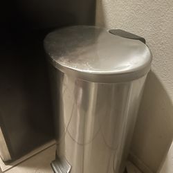 Trash can 