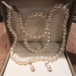 PEARL NECKLACE, BRACELET AND EARRINGS SET