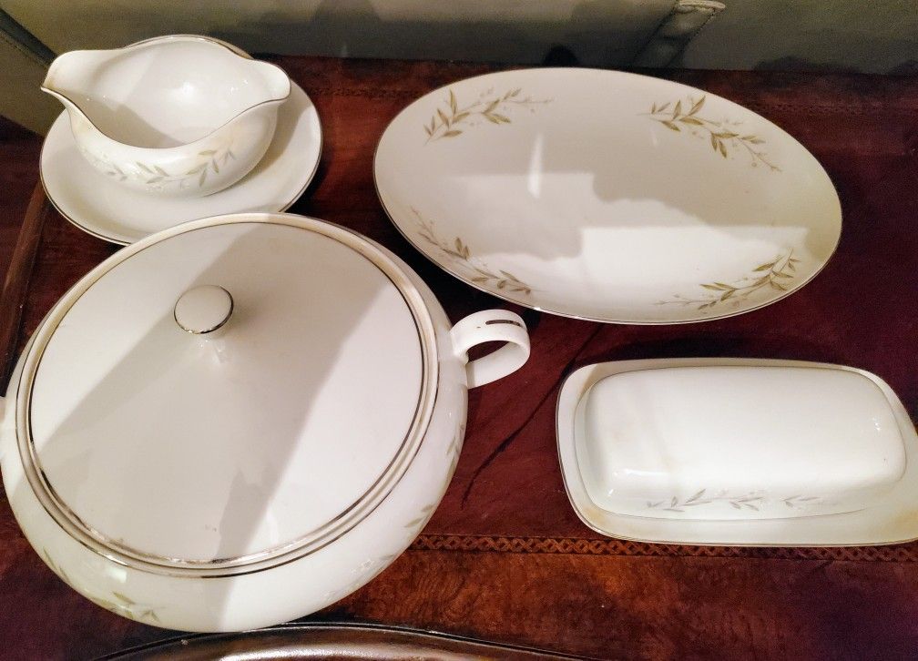 SAINT REGIS FINE CHINA 101 PIECES