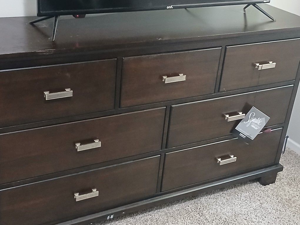 Dresser Nightstand And Mirror 