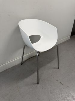 SINTESI ORBIT Large Chair White. Seat height 17.75” MADE IN ITALY 1970s VINTAGE (Good condition) PICK UP IN CORNELIUS