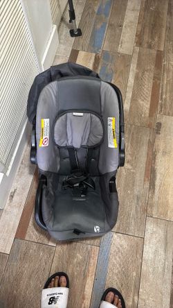 Baby car sit.