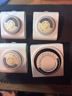 Lot of 4 Indoor Mechanical Outlet Timers