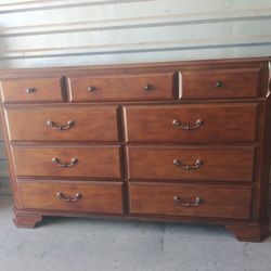 🇱🇷 Precious Solid Wood 9 Drawers Dresser in Great Shape And Condition 🇱🇷