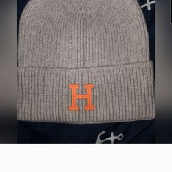 Hermes Gray Knit Beanie with Logo Patch Elegant gray knit beanie with logo patch.