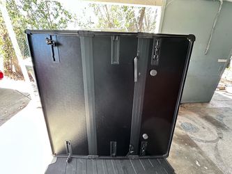 Hard Tri-Fold Tonneau Cover