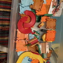 Train set in container with lid