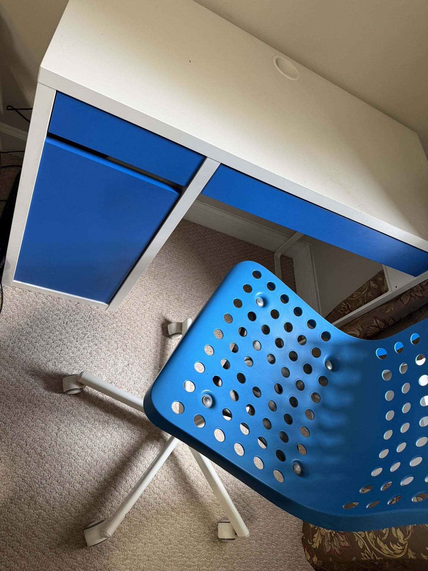 Sturdy Computer Desk With Drawers and Matching Chair