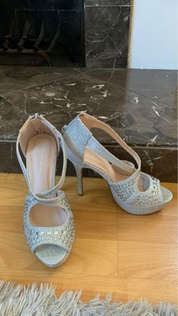 Silver peep toe strapped shoe