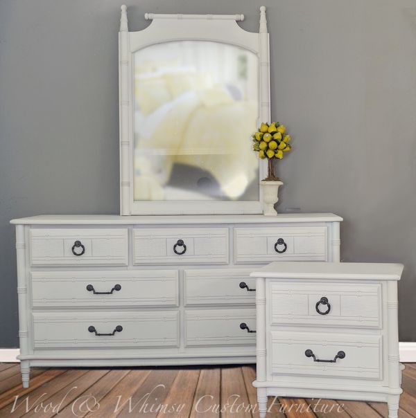 3 pc Bedroom Set in Antique White Dresser Mirror Nightstand for Sale in