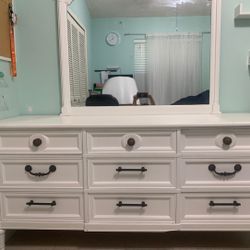 Dresser With Mirror 