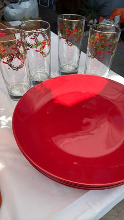 Holiday Setting 4plates And Gold Rim Glasses