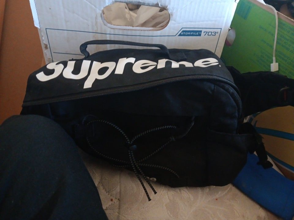 SS17 Supreme Waist Bag Black for Sale in Yorba Linda, CA - OfferUp