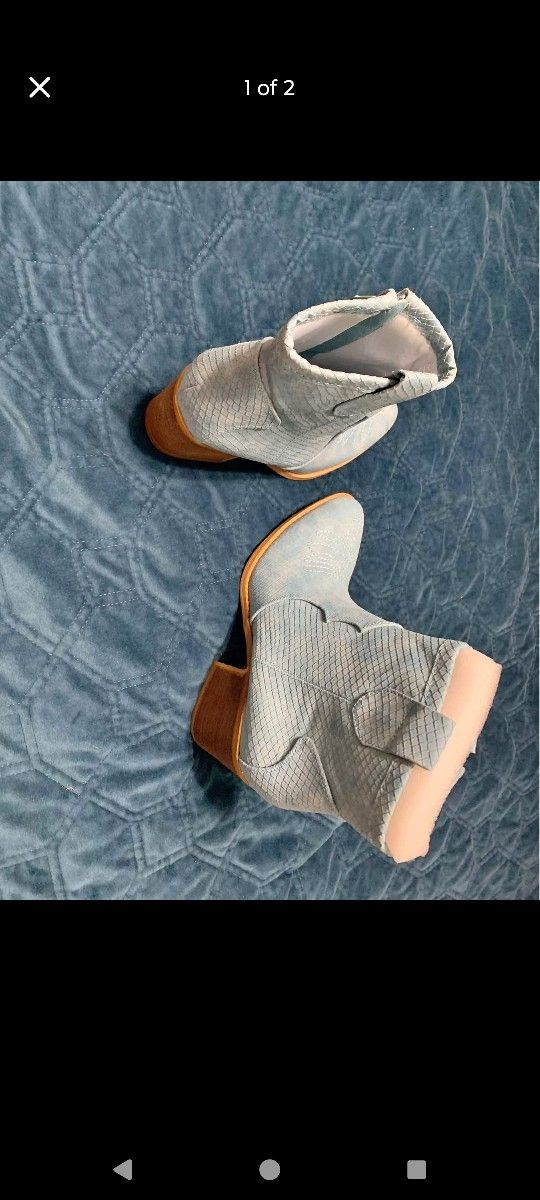 Dirty Laundry *NEW* Ankle Boots in Teal
Size 8