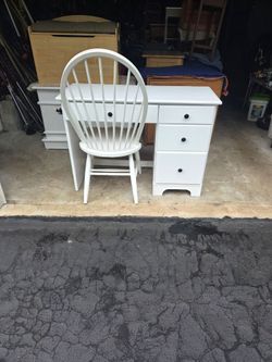 4-Drawer Wood Dresser with Matching Chair