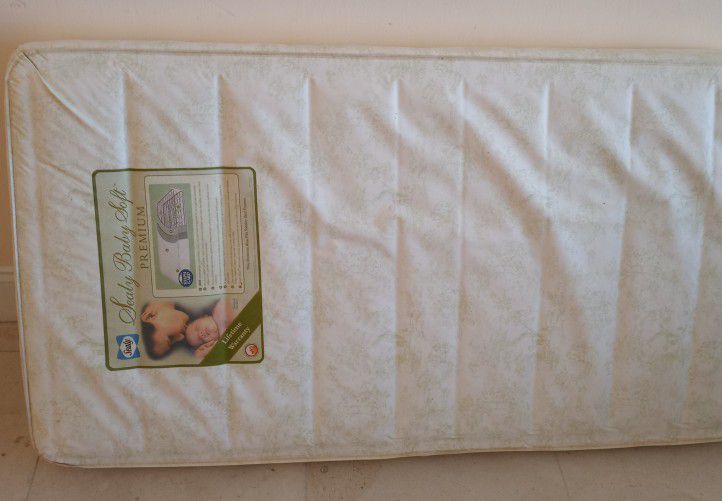  Waterproof  Crib Mattress  with fitted sheet 