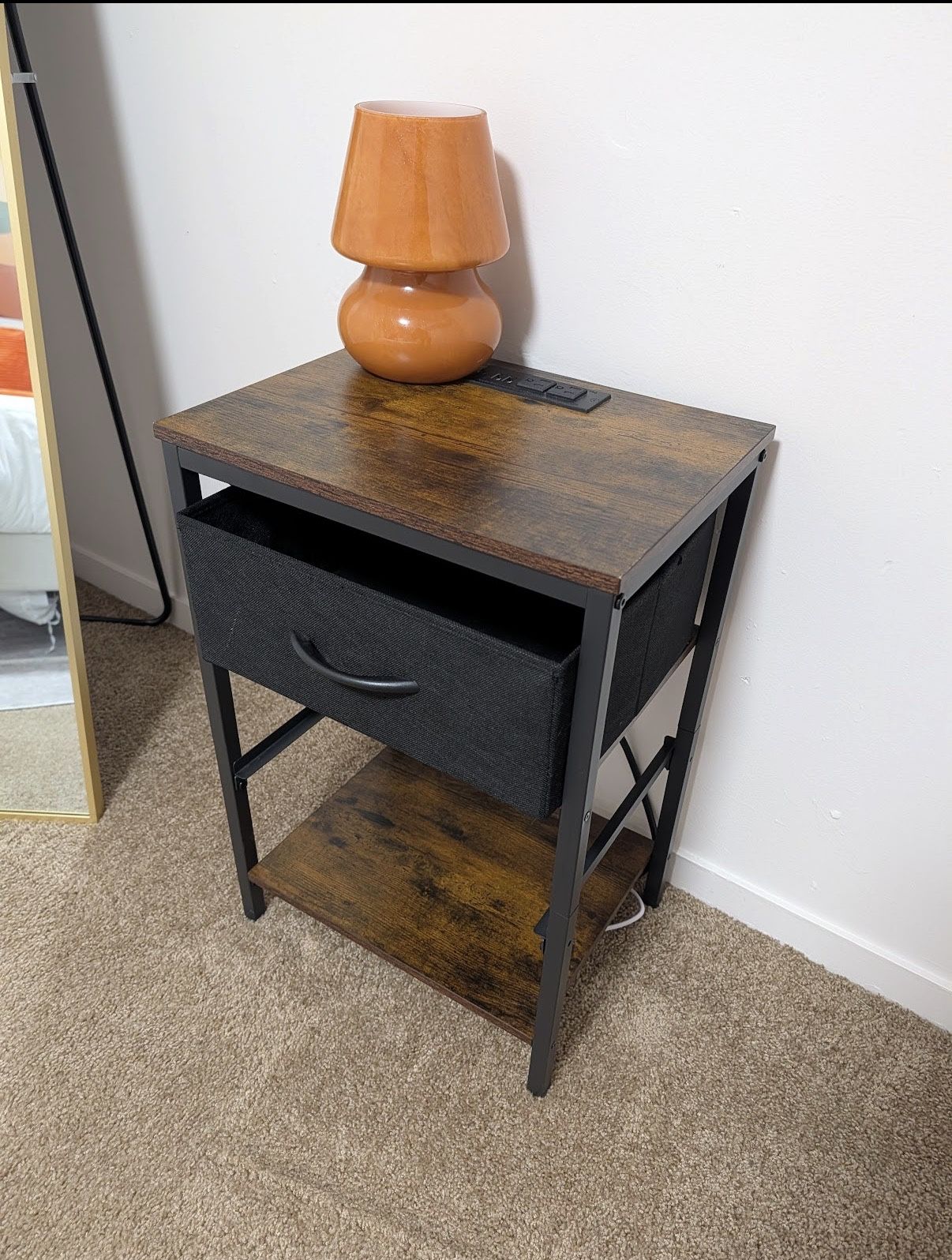 Bedside Tables With Cool Lamps