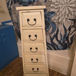 Small laungerie dresser
