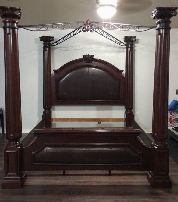 King Size Bed, Mirror Dwarer, Side Lamp Dwarer, And Extra Dwarer