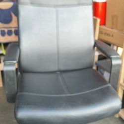 NICE OFFICE CHAIR USED BUT IN GOOD CONDITIONS