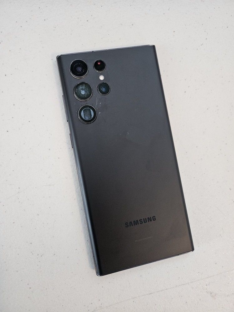 Samsung galaxy S22 ULTRA 5G 128 GB UNLOCKED color BLACK work very well. CONDITION. The phone has some minor wear on the edges, as can be seen in the p